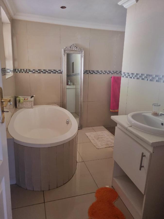 76 On D'urban Street, Bothasig Apartamento *