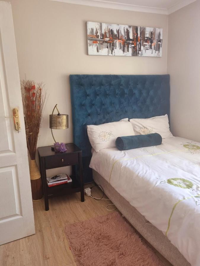 76 On D'urban Street, Bothasig Apartamento
